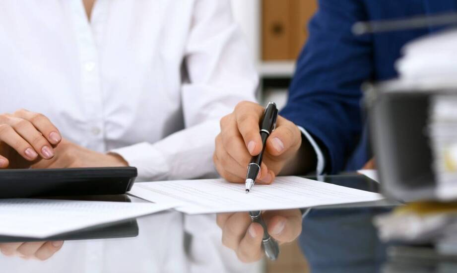 Jak działają agencje ubezpieczeniowe i czym kierują się w doborze ofert