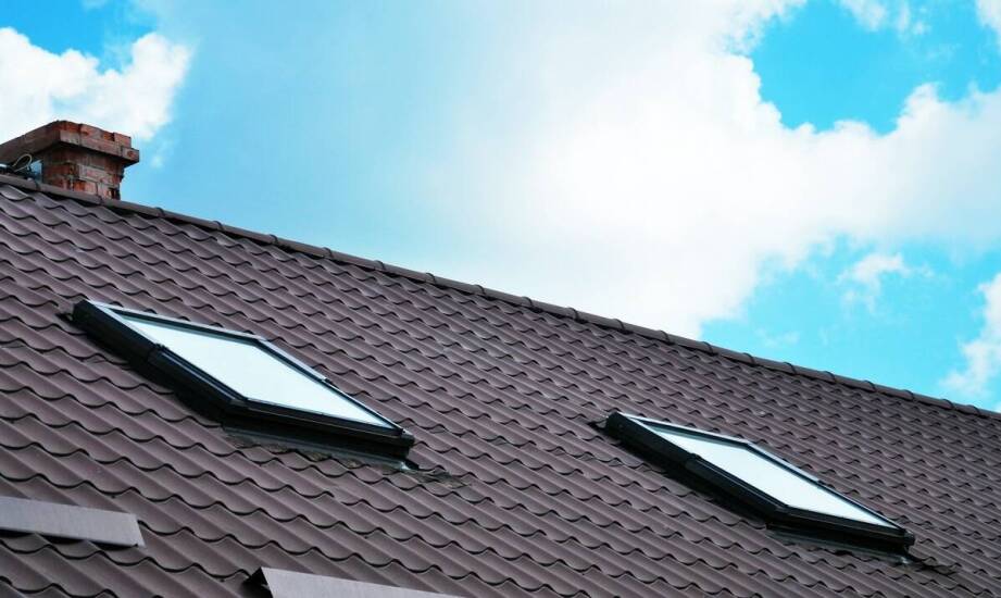 Okna dachowe – najważniejsze informacje przed zakupem i montażem