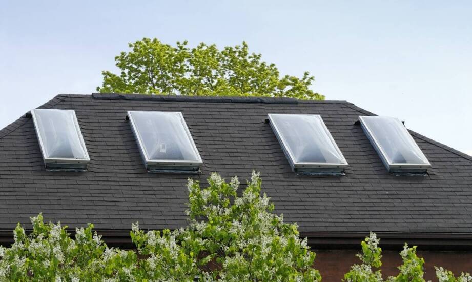 Największe zalety okien dachowych – światło, design i komfort wnętrza