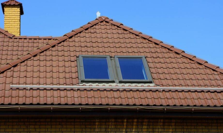 Jak działają okna dachowe Fakro i jakie możliwości oferują na poddaszu?
