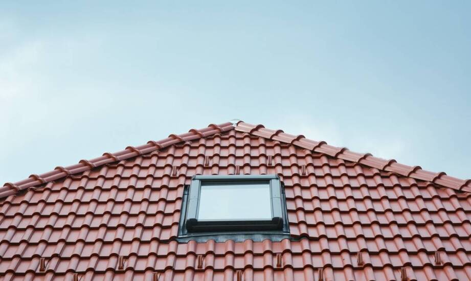 Jak skutecznie doświetlić poddasze? Przegląd rozwiązań z oknami Okpol