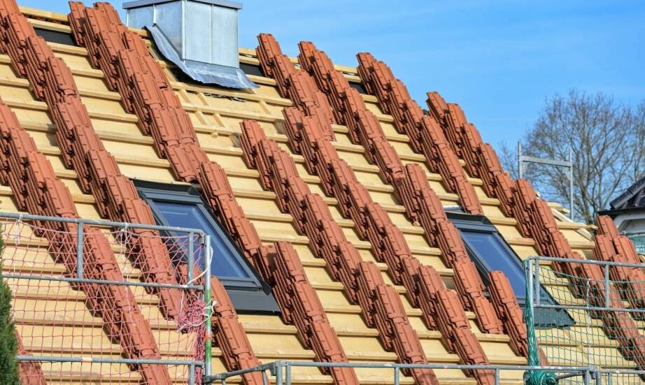 Wyłazy dachowe Velux – funkcje, rodzaje i bezpieczeństwo użytkowania