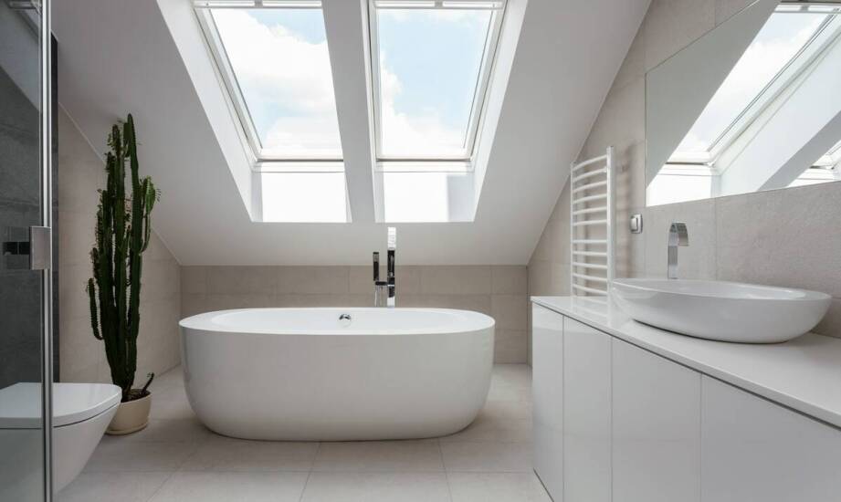 Funkcjonalność i aranżacja łazienki z oknami dachowymi – praktyczne inspiracje