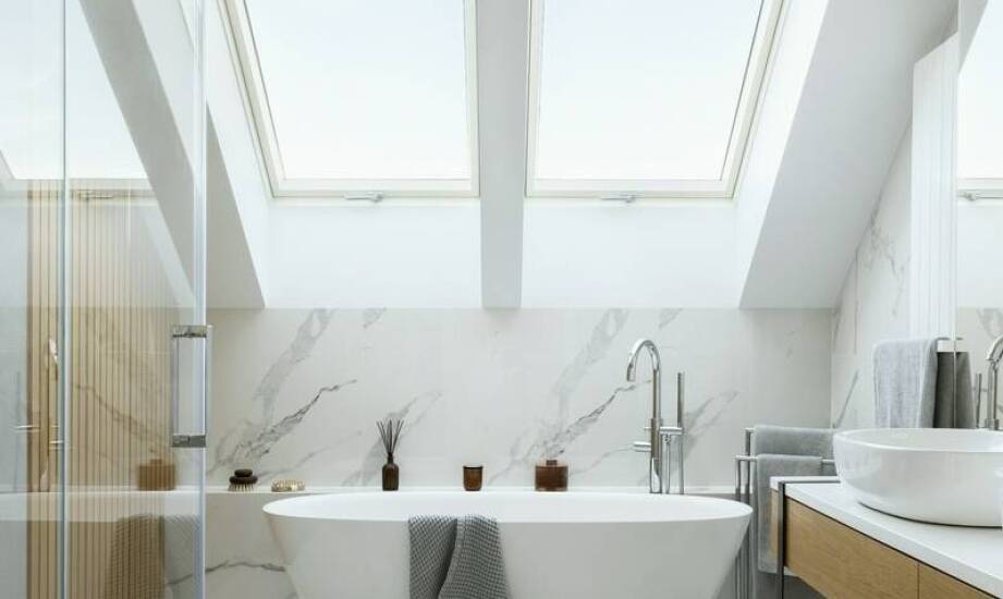 Praktyczne rozwiązania doświetlenia łazienki dzięki oknom na poddaszu