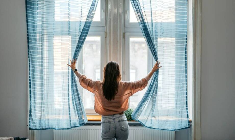 Markizy do okien dachowych Velux – skuteczna ochrona przed słońcem i upałem