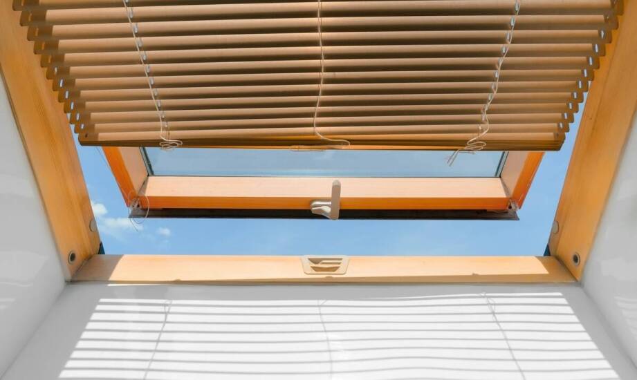 Markizy do okien Fakro – skuteczna ochrona poddasza przed upałem i słońcem