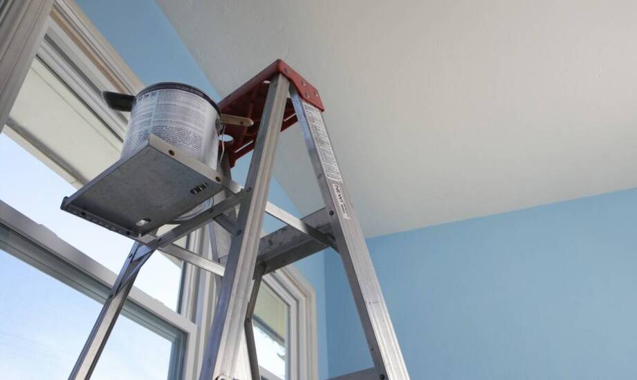 Schody strychowe nożycowe – komfortowy dostęp do poddasza i oszczędność miejsca