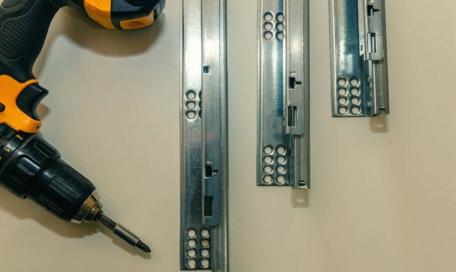 Klipsy do montażu paneli – zasada działania i najważniejsze zalety