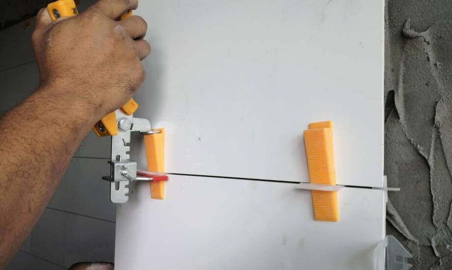 Niskoprofilowe klipsy montażowe do paneli – budowa, funkcje i zastosowania