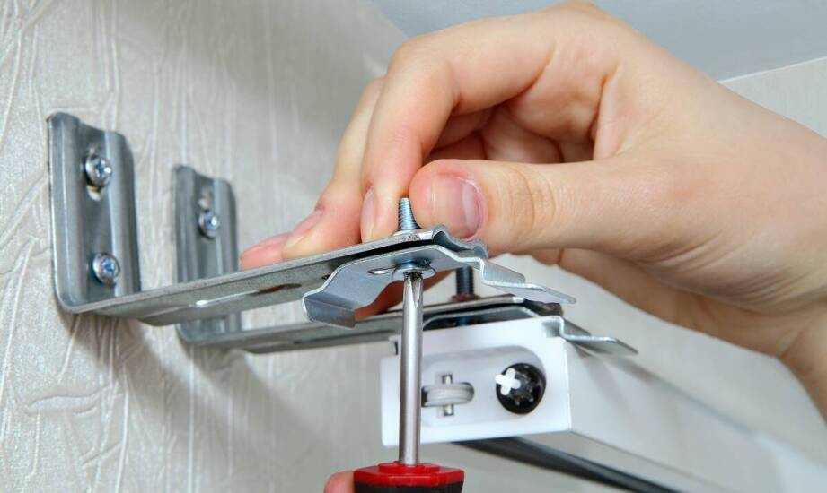 Jak wybrać trwałe i funkcjonalne klipsy do wygodnego montażu paneli?