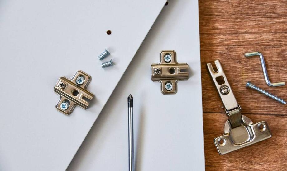 Kołki do montażu paneli – budowa, funkcje i praktyczne zastosowania