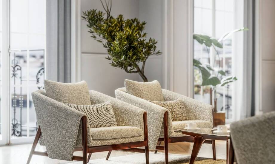 Fotele tapicerowane do salonu – przegląd stylów i inspiracji aranżacyjnych