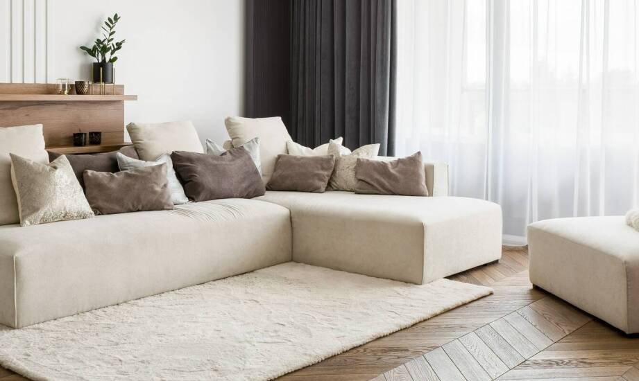 Narożniki do salonu – inspiracje, funkcje i pomysły na wygodne wnętrze