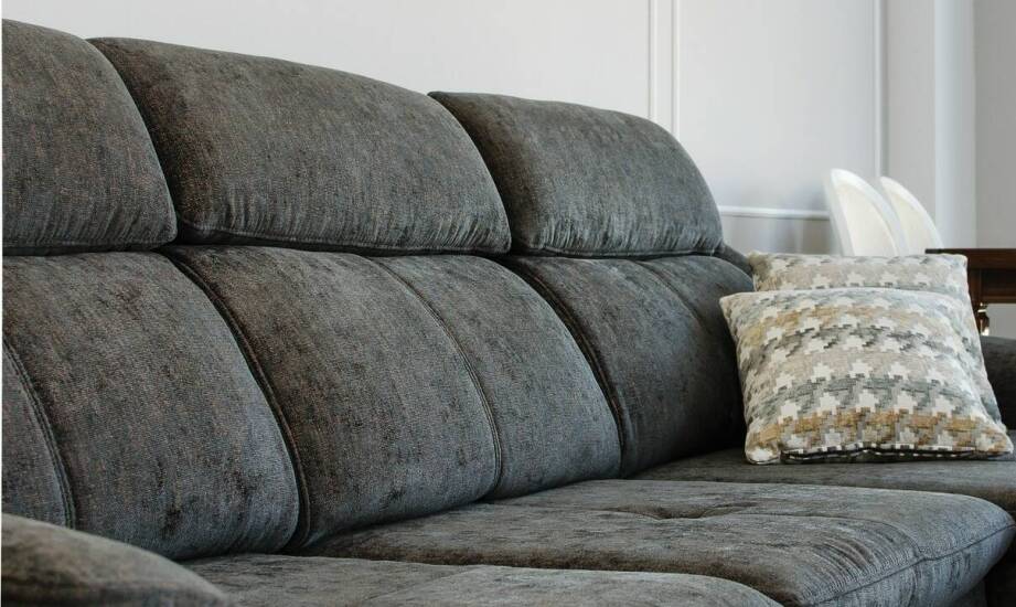 Sofy tapicerowane – najważniejsze cechy, zastosowanie i pielęgnacja