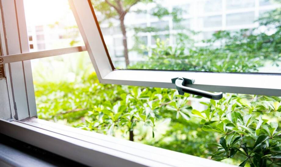 Jakie okna wybrać do mieszkania? Kluczowe cechy i praktyczne wskazówki