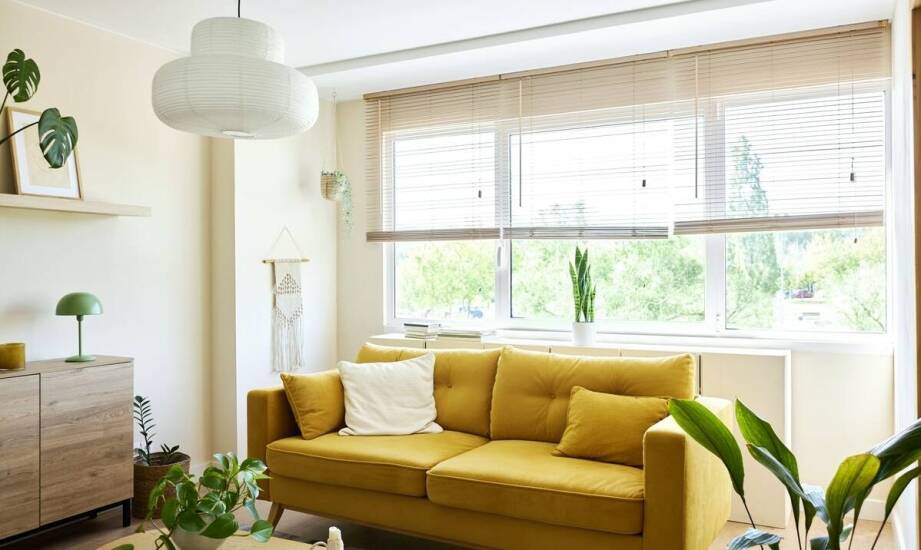 Rolety w aranżacji wnętrz – praktyczne zastosowania i modne inspiracje