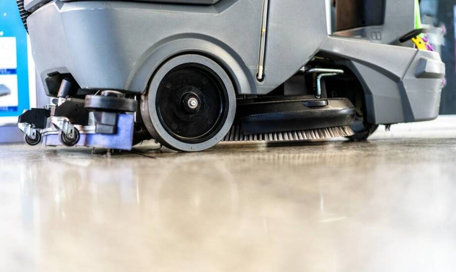 Maszynowe doczyszczanie podłóg – kiedy warto postawić na tę metodę?
