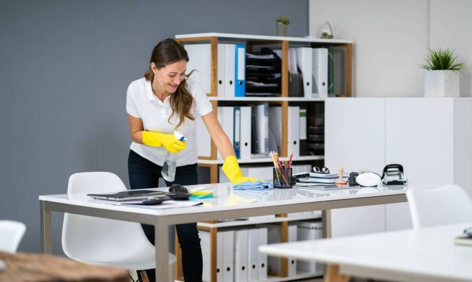 Dlaczego regularne sprzątanie powierzchni biurowych wpływa na efektywność pracy