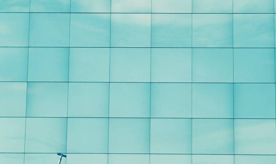 Jak bezpiecznie i skutecznie przywrócić blask elewacji każdego budynku