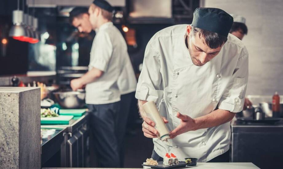 Jak rozwijać umiejętności kulinarne dzięki kursom kucharskim?