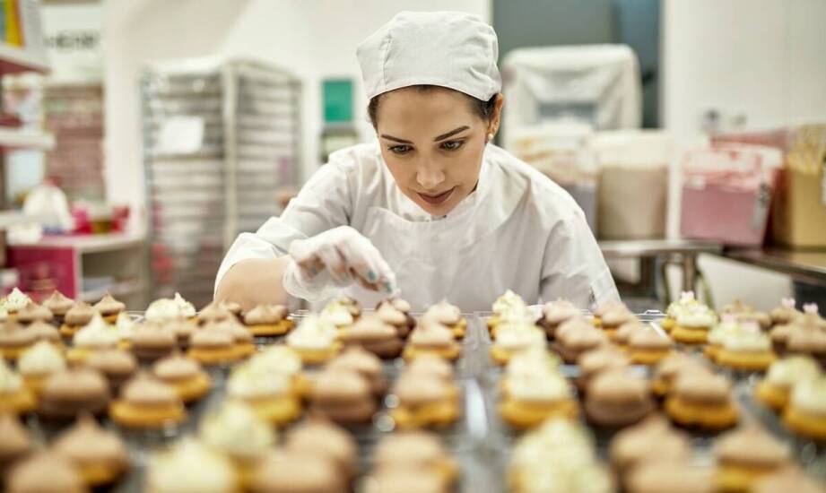 Jak wygląda nauka cukiernictwa? Najważniejsze informacje o kursach