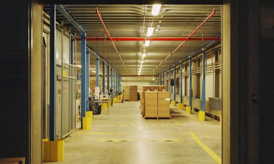 Magazyn samoobsługowy – jak działa i kiedy warto z niego skorzystać?