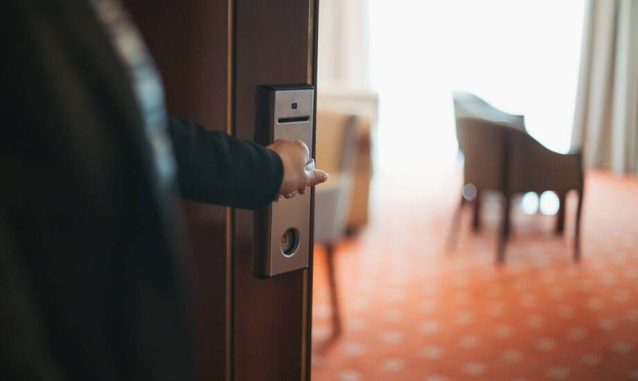 Jak wybrać drzwi do hotelu – kluczowe aspekty bezpieczeństwa i stylu
