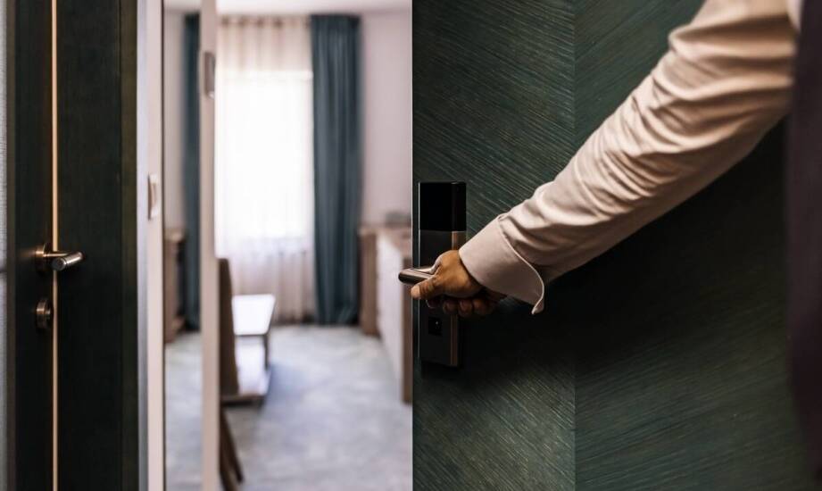 Ile kosztują drzwi do hotelu? Czynniki wpływające na ostateczną cenę