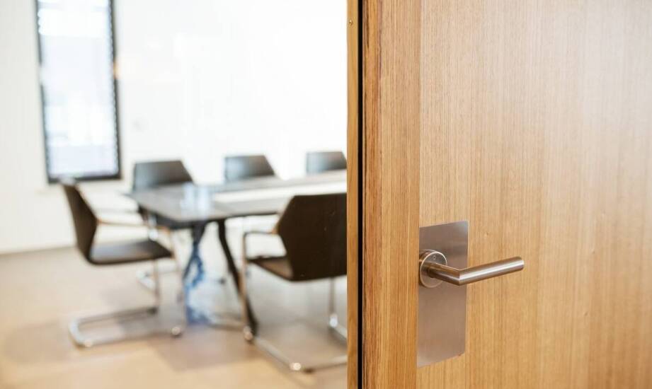 Drzwi biurowe – najważniejsze cechy oraz zastosowanie w przestrzeni pracy