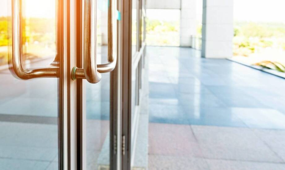 Drzwi do obiektów użyteczności publicznej – kluczowe funkcje i rozwiązania