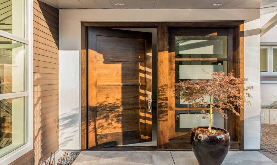 Trwałe drzwi drewniane zewnętrzne – aspekty wyboru i zastosowania w budynkach