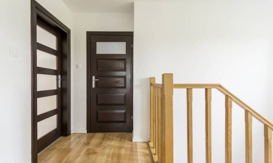 Drzwi wejściowe do mieszkania drewniane - od czego zależy ich wytrzymałość?