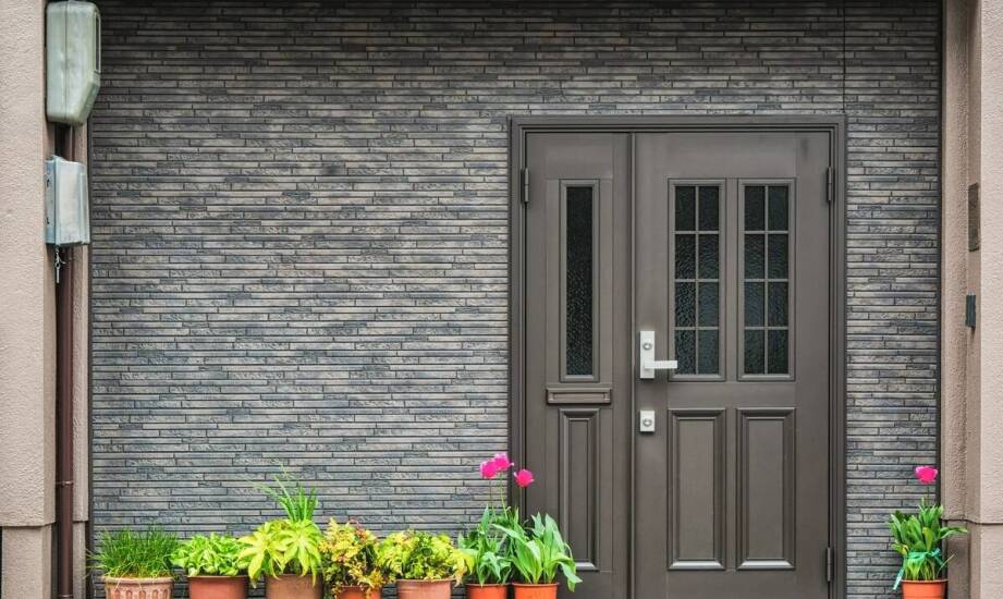 Drzwi zewnętrzne do kamienicy – ważne cechy i możliwości aranżacji wnętrz