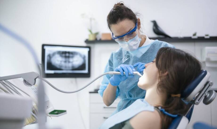 Zalety aparatów ortodontycznych – jak poprawić wygląd i zdrowie zębów