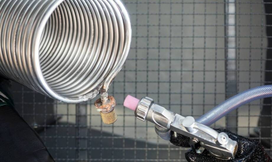 Wyciek sprężonego powietrza w instalacji – skutki, przyczyny, sposoby wykrywania