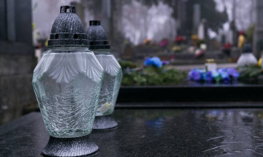 Tablica tombstone – zastosowanie i znaczenie w świecie finansów