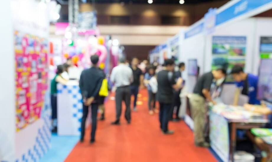 Stojaki ekspozycyjne – inspiracje i pomysły na efektowną prezentację produktów