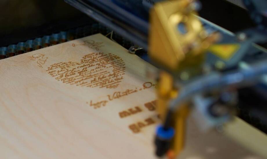 Grawerowanie laserowe – zastosowania, zalety i możliwości wykorzystania