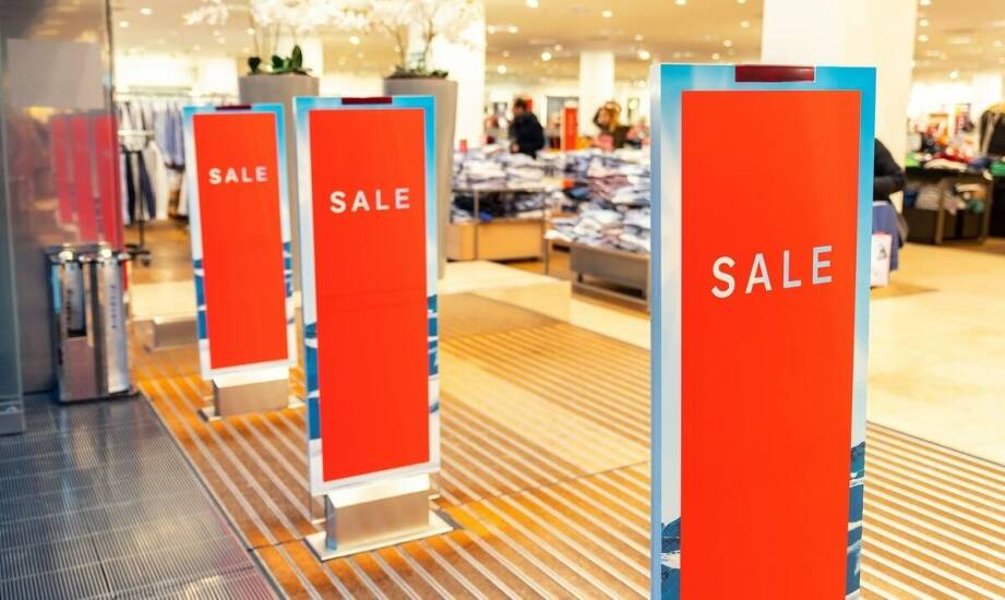 Stojaki ekspozycyjne – jak wybrać model dopasowany do potrzeb firmy