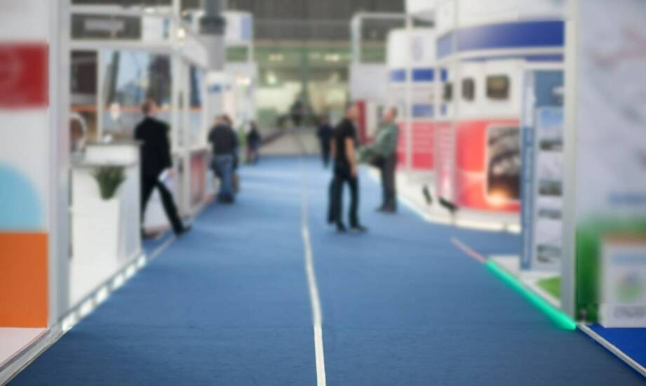 Ekspozytory z plexi – funkcje, rodzaje i możliwości zastosowania w biznesie