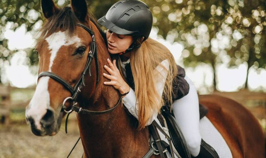 Czapsy jeździeckie – rodzaje, zastosowanie i najważniejsze zalety użytkowania