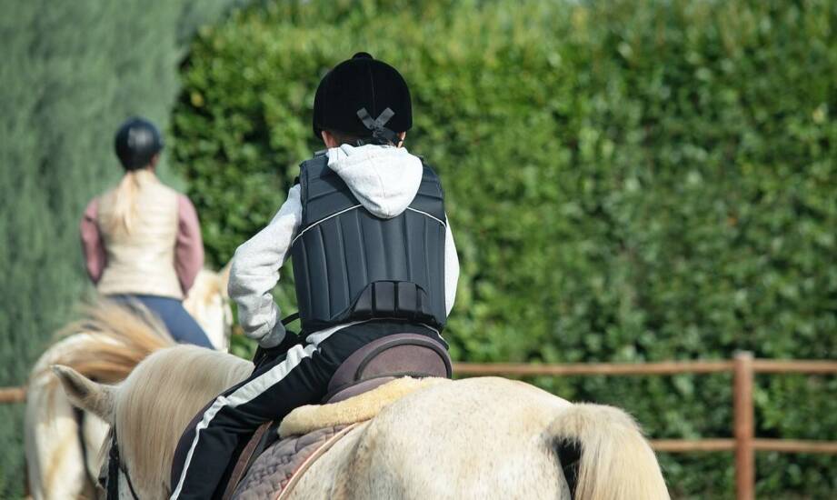 Kamizelki jeździeckie – zastosowanie, rodzaje i korzyści w jeździe konnej