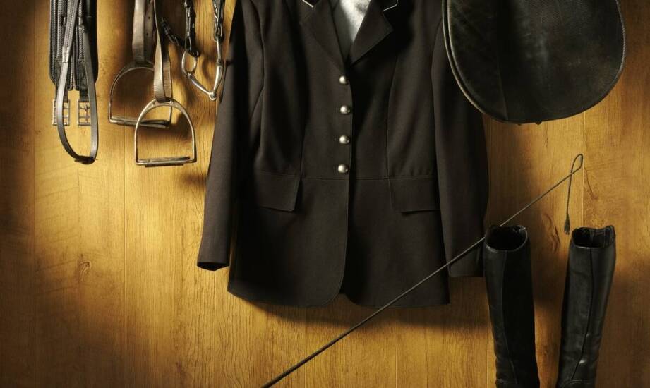 Odzież jeździecka męska – jakie elementy stroju są niezbędne w stajni?