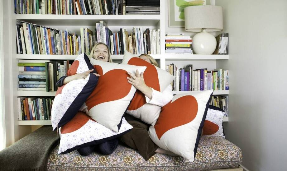 Najlepsze pomysły na śmieszne poduszki ozdobne – inspiracje na prezent