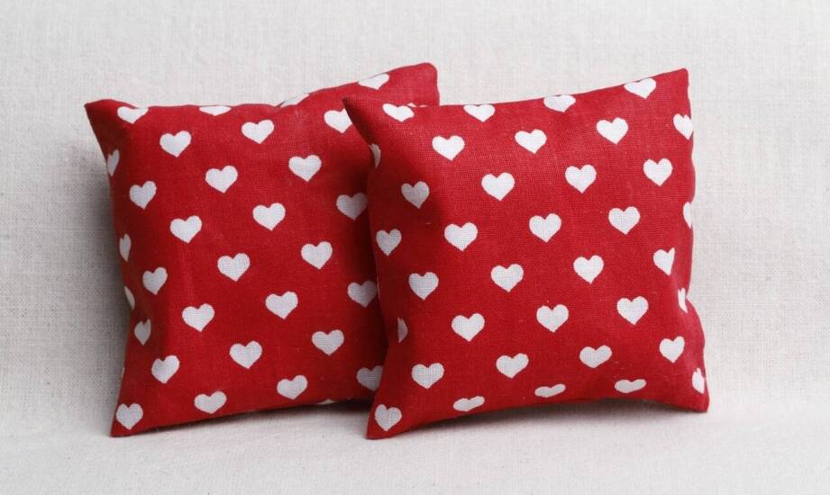 Oryginalne pomysły na poduszki jako romantyczny prezent na Walentynki