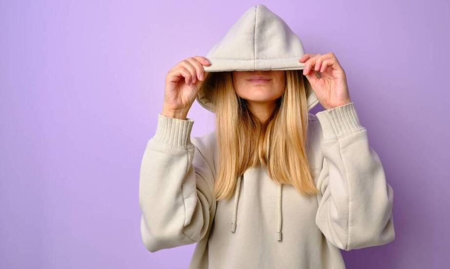 Bluza oversize z kapturem – jak nosić i z czym łączyć najnowsze fasony