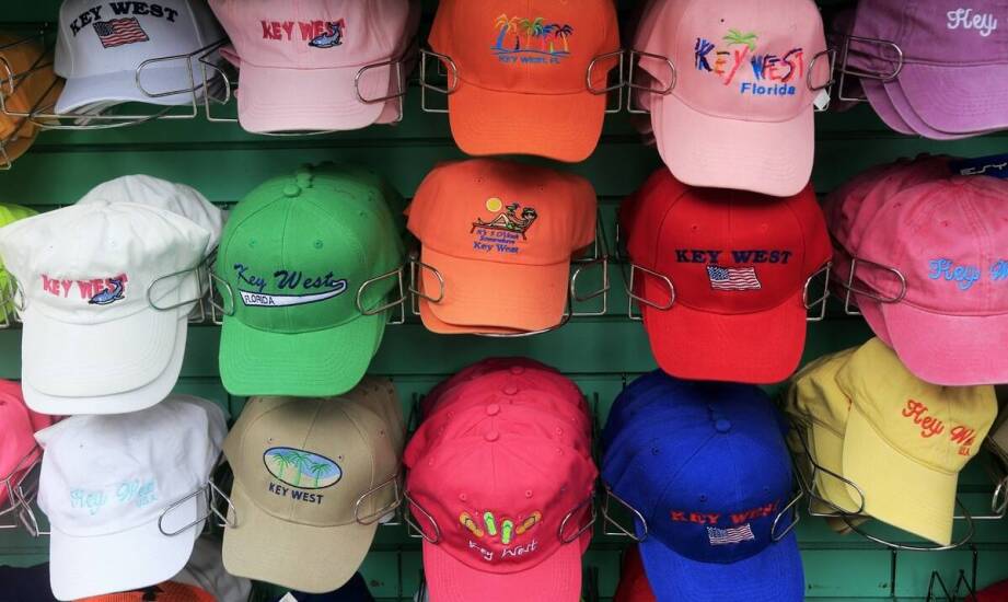 Czapki z napisami – modne dodatki młodzieżowe i popularne wzory sezonu