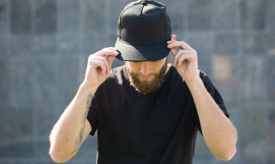 Czapka krasnal męska – modne fasony, inspiracje i sposoby noszenia