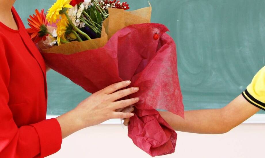 Pomysły na oryginalny prezent z okazji Dnia Nauczyciela – inspiracje i trendy