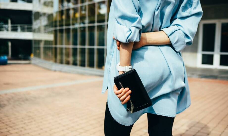 Koszulka oversize – uniwersalny hit w modzie i sposoby na stylizacje